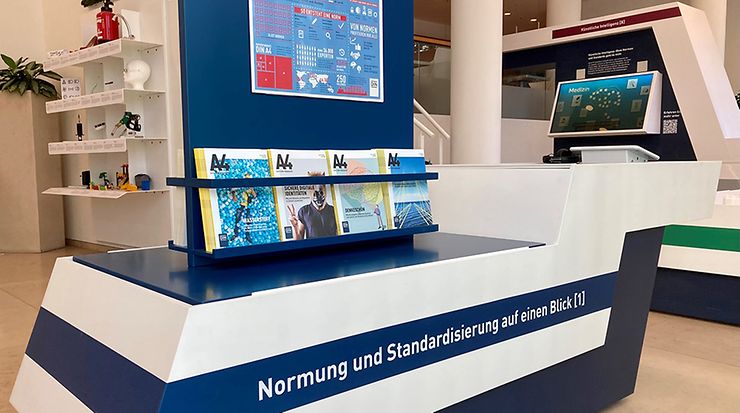 Abbildung des Exponats Normung und Standardisierung auf einen Blick aus der Ausstellung im NormenWerk bei DIN.